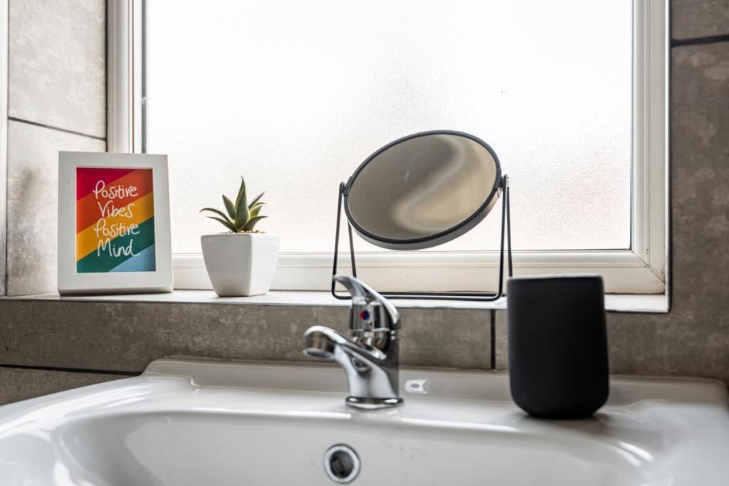Hopetown Apartment-Modern 2 Bed With Free Parking Нормантон Экстерьер фото